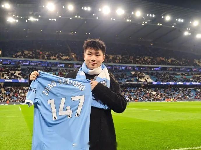 排面！赵心童造访曼城受热捧 5万人前秀世锦赛奖杯 获赠147号球衣赵心童 北京时