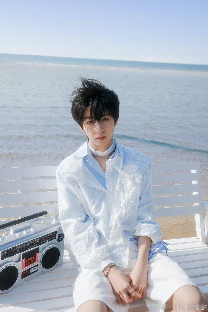 奔跑四发图了！海边大片风格！好有少年美王橹杰 张桂源 杨博文 陈奕恒 左奇函 陈