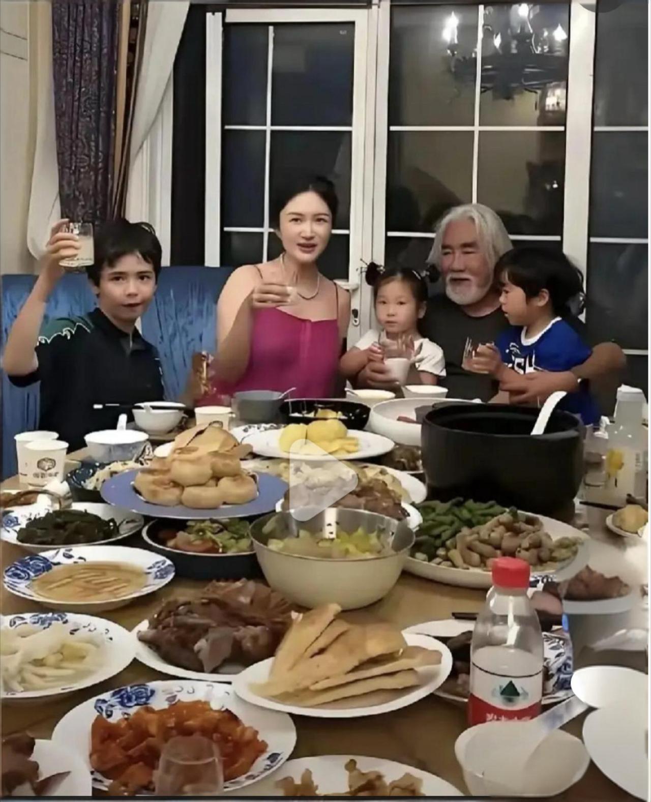 张纪中满桌晚餐：奢靡与讲究的争议拆解
画面里出镜仅5人（张纪中、妻子+3个孩子）