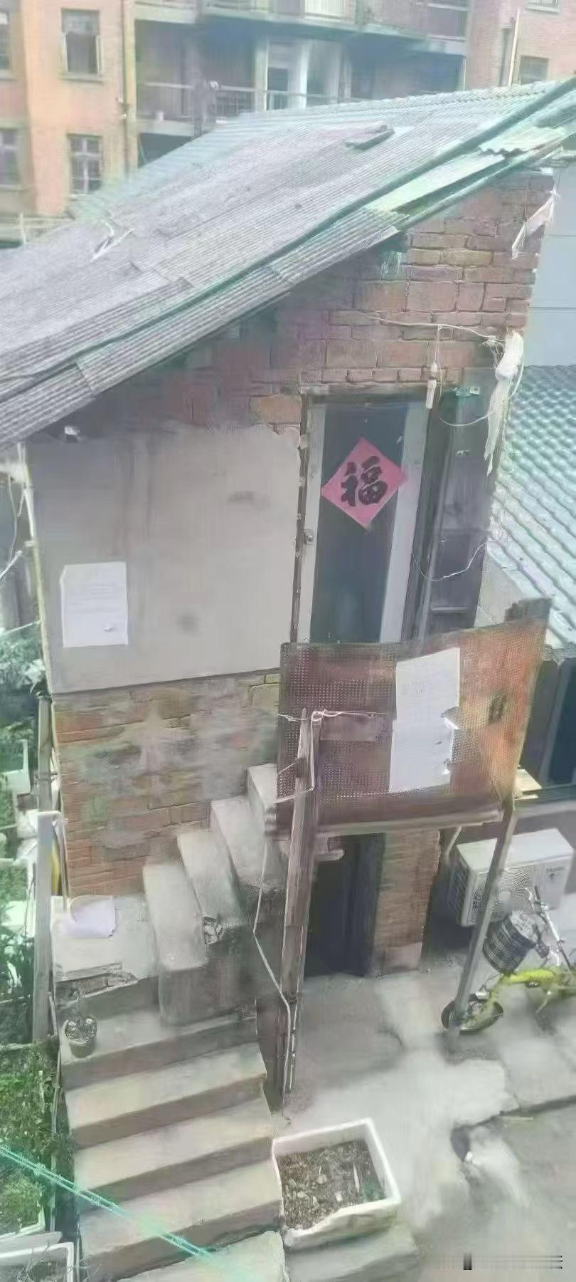 合肥市区内顶级学区的房子，两层小楼，已经旧的不像样了，现在卖39万，这个价格的确