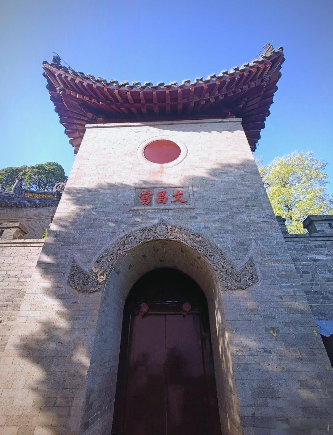高考前的祝福，不一定要说得很大声。可以是在大孤山文昌宫前的一次驻足，是摸过砖雕五
