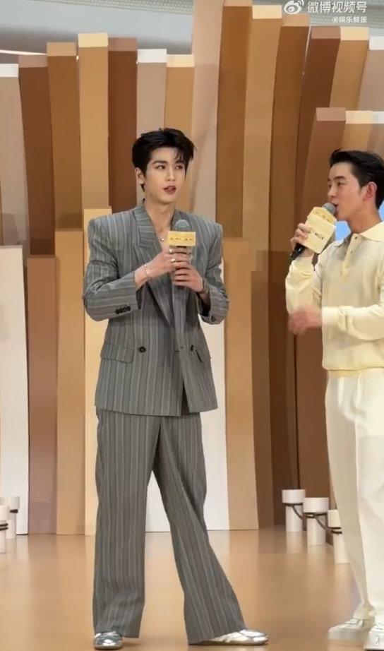 张凌赫深圳人气张凌赫深圳线下生图深圳线下人山人海，张凌赫生图颜值真的能打，人气太