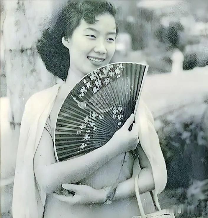 这两位美女，是四十年代的当红大明星，在上海、香港拍摄了许多部电影。之后成了上影厂