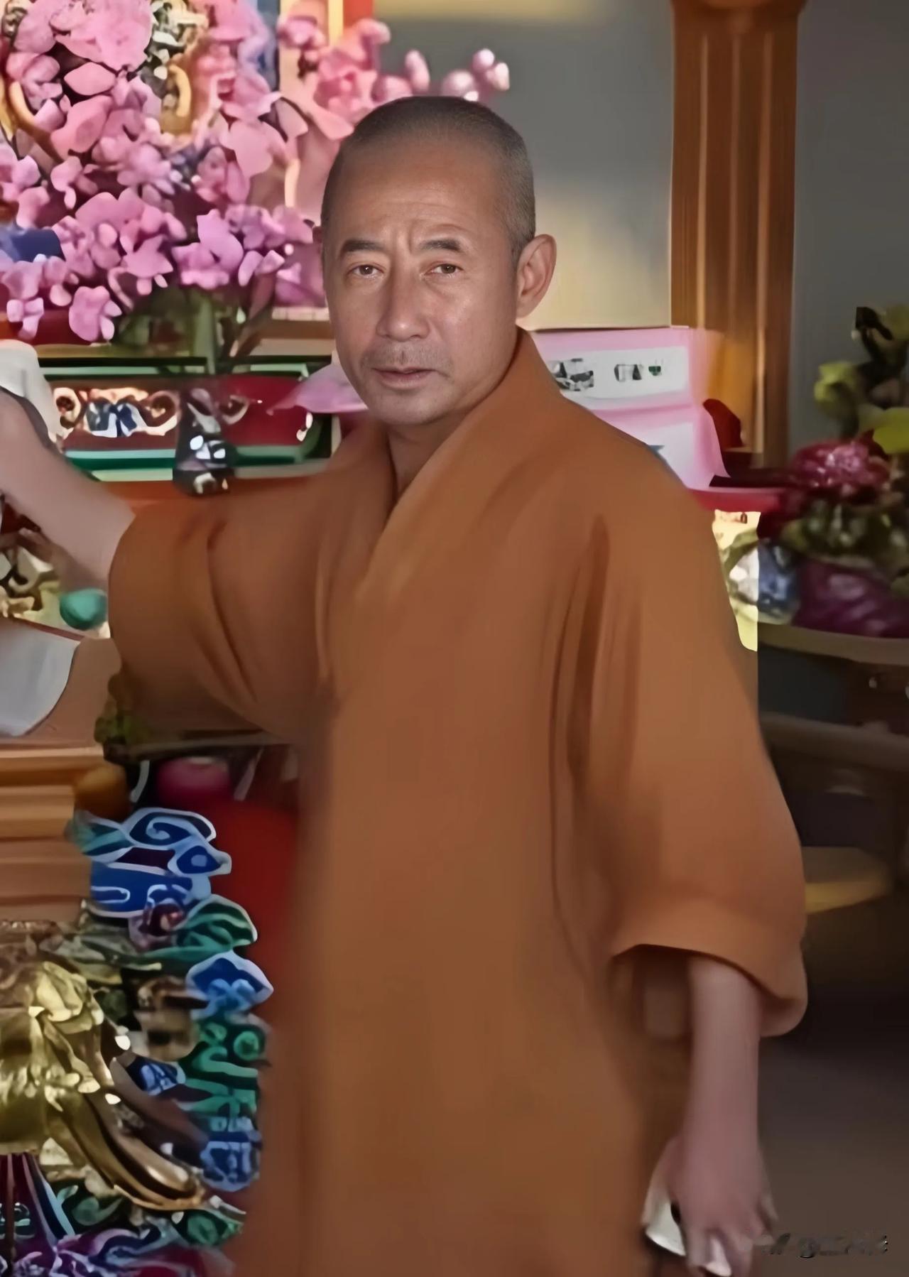 扔大米的和尚被网民一番激烈讨论，最终丢了饭碗，被方丈扫地出门了！

回头看，存在