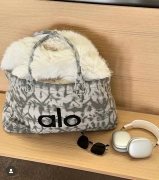 Alo赠品包被炒到350元Alo入华首秀1分钟破千万！满千赠送的限量托特包被黄牛