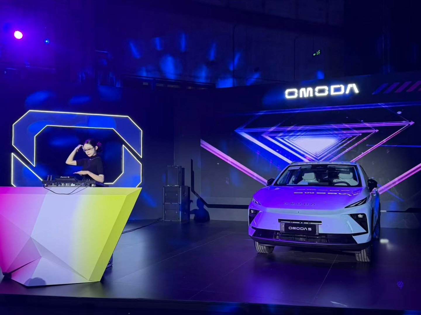 来参加OMODA NIGHT啦，不愧是年轻的品牌，会场氛围就是年轻哈，太会玩了!