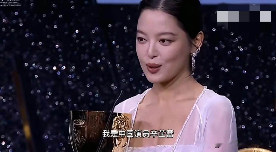 刘亦菲这下是彻底尴尬了！

虽说自己占据了c位，可是各大网站都在嘲她，“实力与站