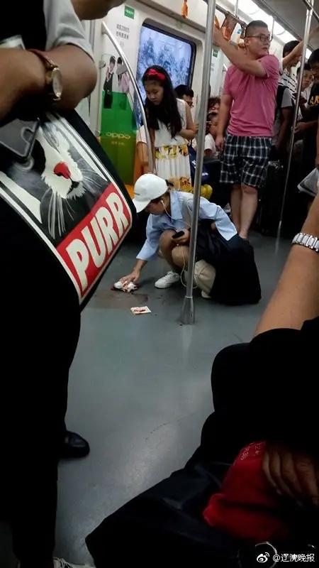重庆地铁这一幕看哭众人！女孩吐血蹲地擦干净，独自下车的背影太让人心疼

3月23
