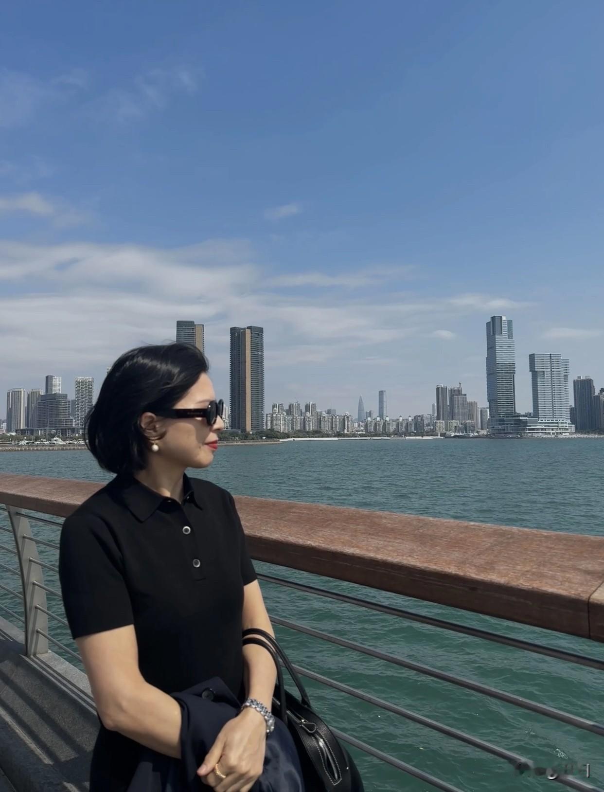 女人五十了，老了吗生活中，五十岁的女人更懂生活，她们把家庭经营得温馨和睦，还能抽