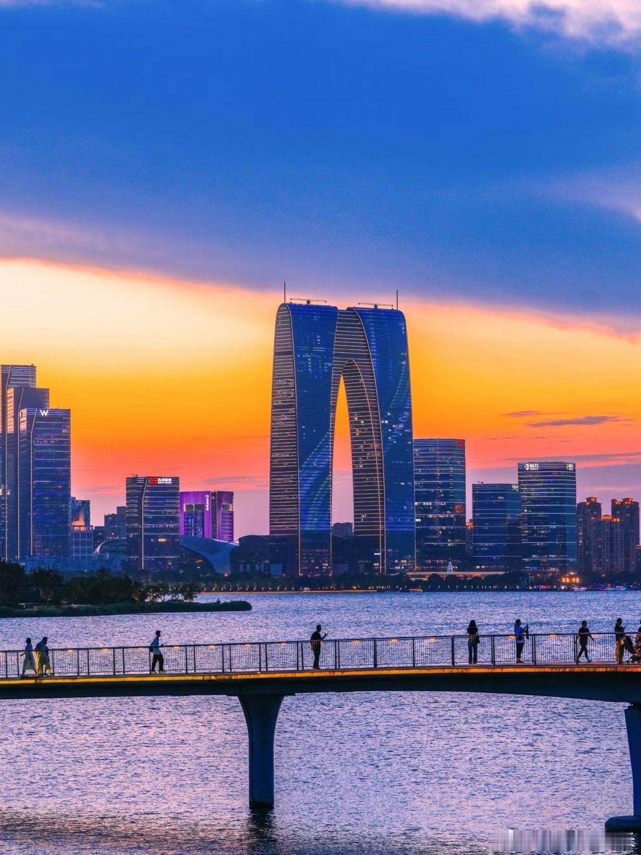 苏州光影彩蛋空降上海苏州河一条苏州河，装下了两座城的浪漫。这个新地标，值得专程去