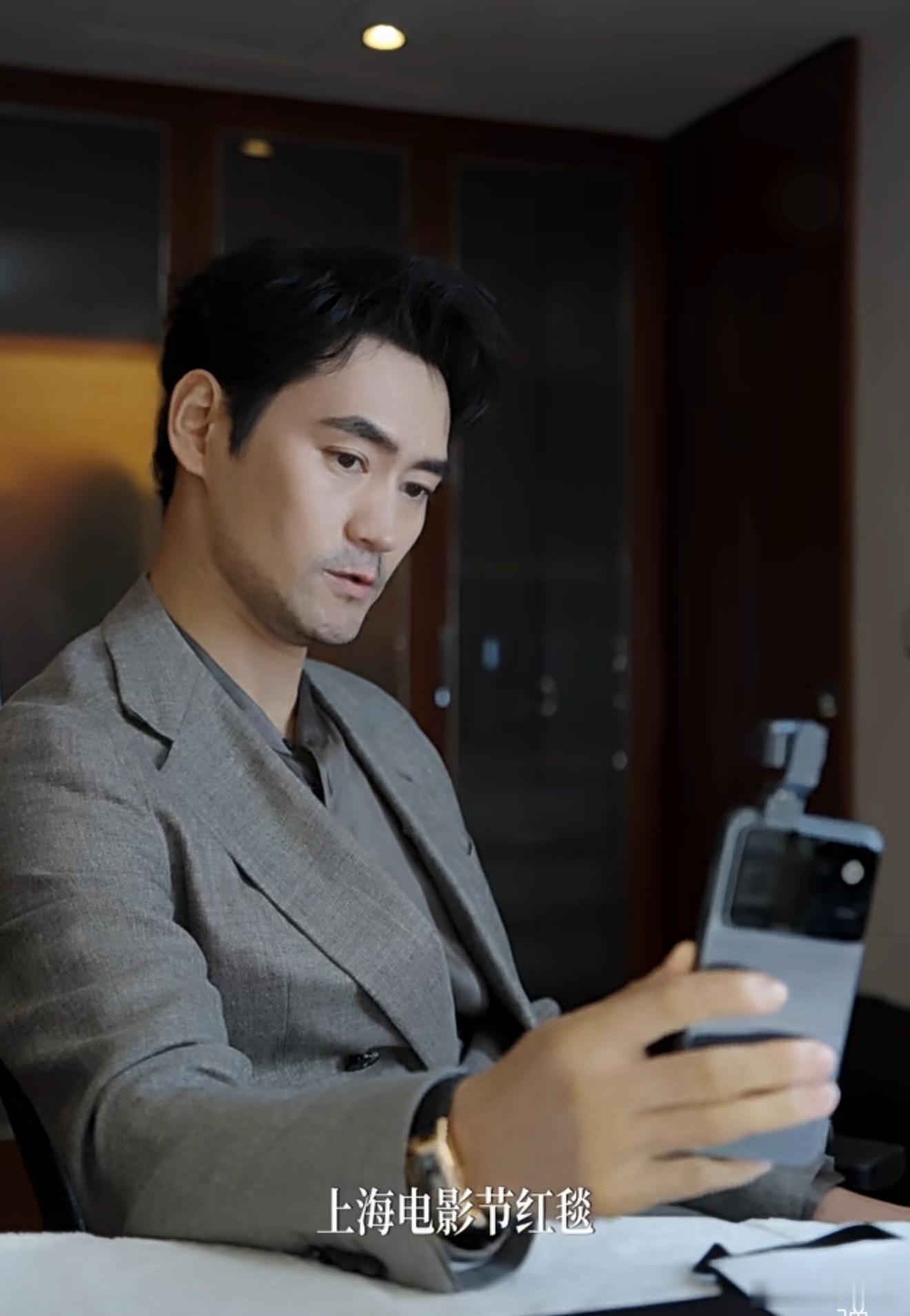 袁弘携要代言荣耀RobotPhone 了？真帅 