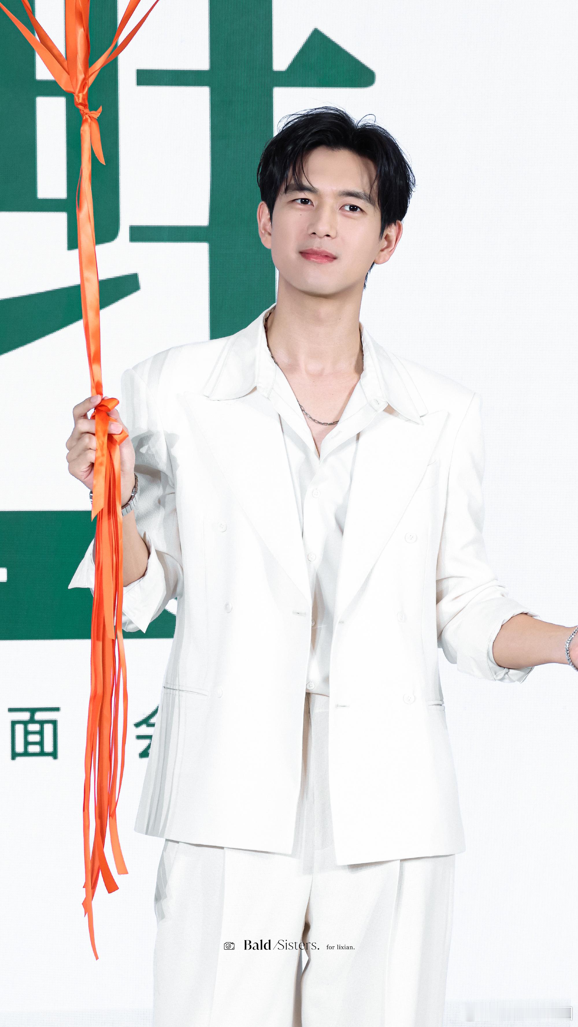 李现 今天好帅啊！感觉每一张都是神图[期待][期待][期待] 李现回家宠粉 ​​
