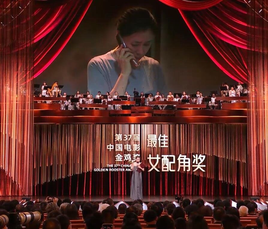 恭喜！第37届金鸡奖最佳女配角奖：刘丹凭借《乘船而去》苏念真一角，刘丹获得第37