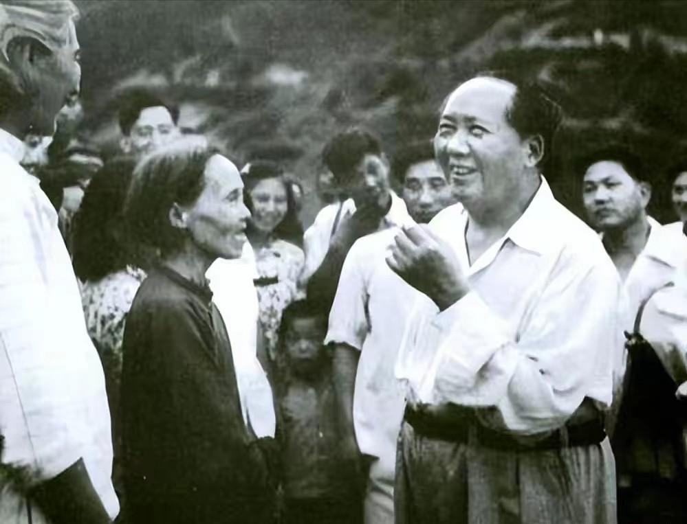 贺晓秋曾两次救下毛主席，建国后其子上北京被毛主席接见，主席说道：我给你两个"特权