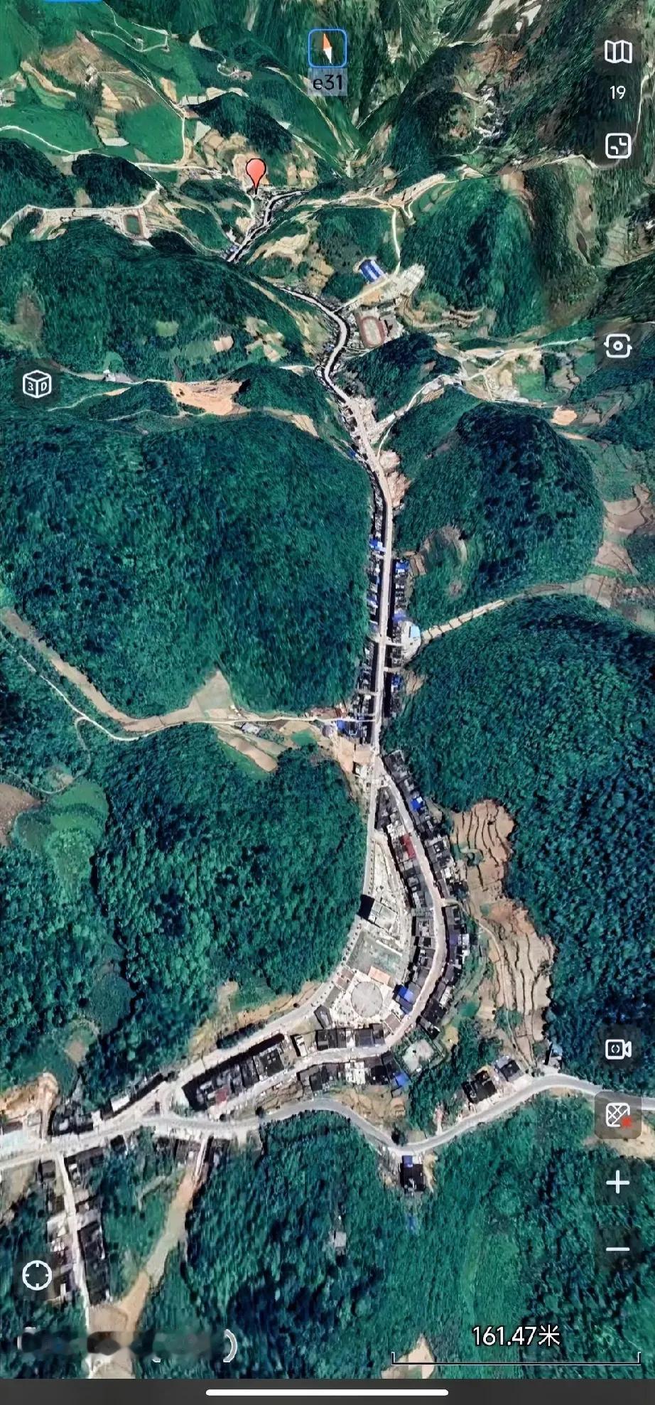 这是贵州的天桥镇，又名一字长蛇镇，完全是沿着两山之间的狭窄通道建设的，全镇只有一