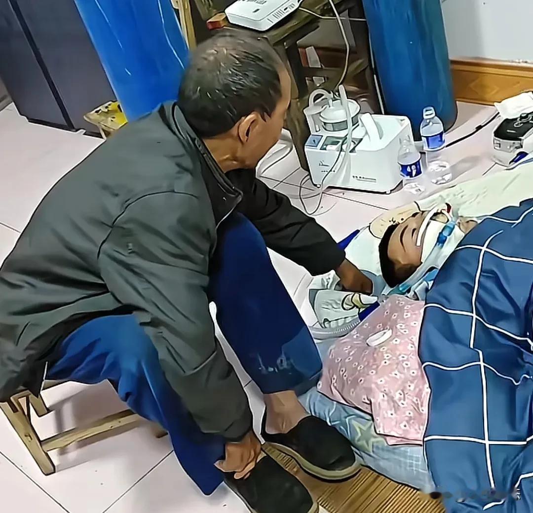 39岁儿子不幸去世，葬礼上，老父亲强装坚强招呼每位亲友，转身后一个动作让全网破防