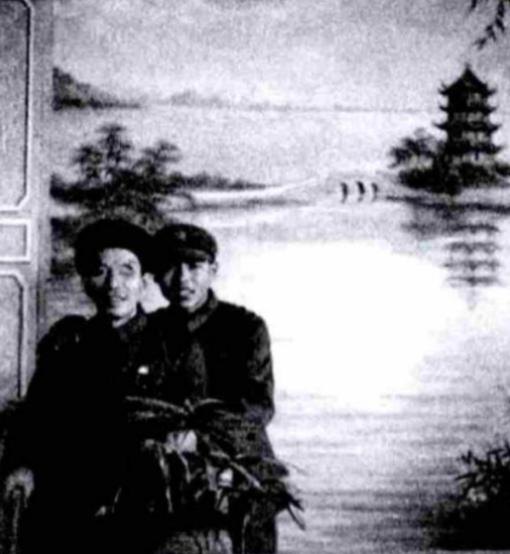 1977年，北京。粟裕刚吃完午饭，正坐在椅子上歇口气，突然听见随员跑进来报告：“