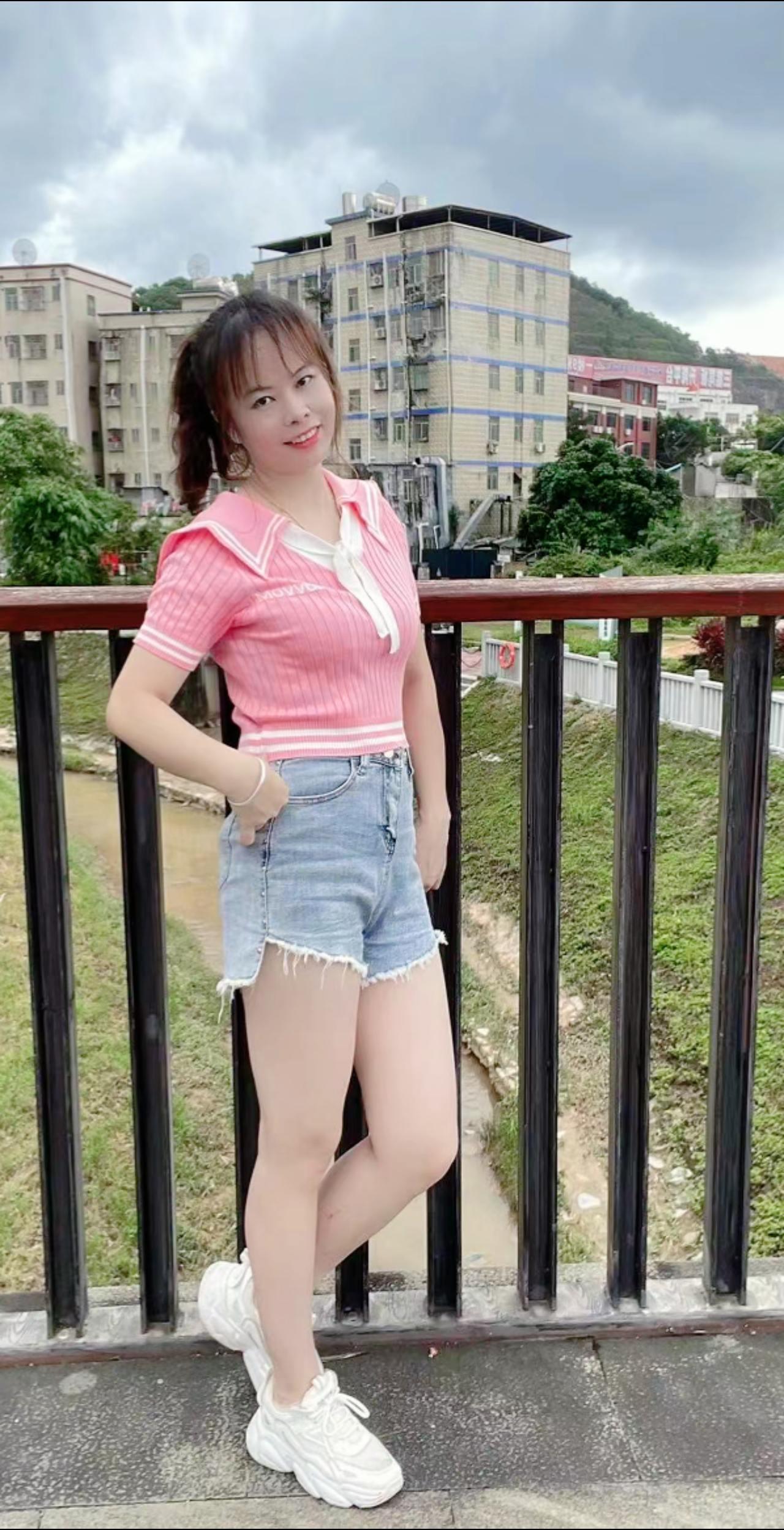 我遇见你很晚，但我会陪伴你很久，你若一直在，我便一直爱，你的过去我不曾参与，你的