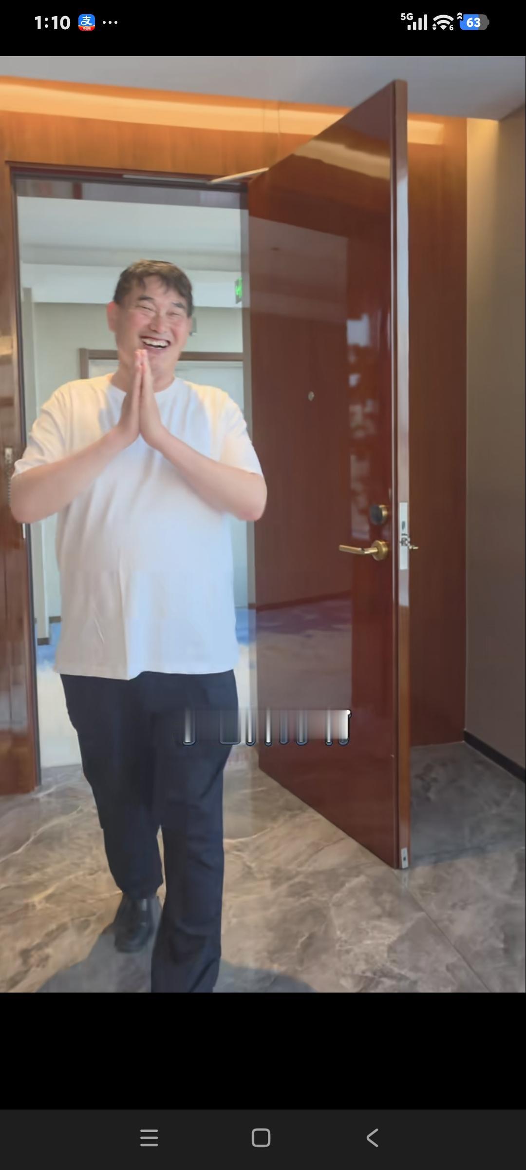 朱之文和于文华老师相见了，朱之文说得有十年不见了。于文华说:“十年不见你都成大将