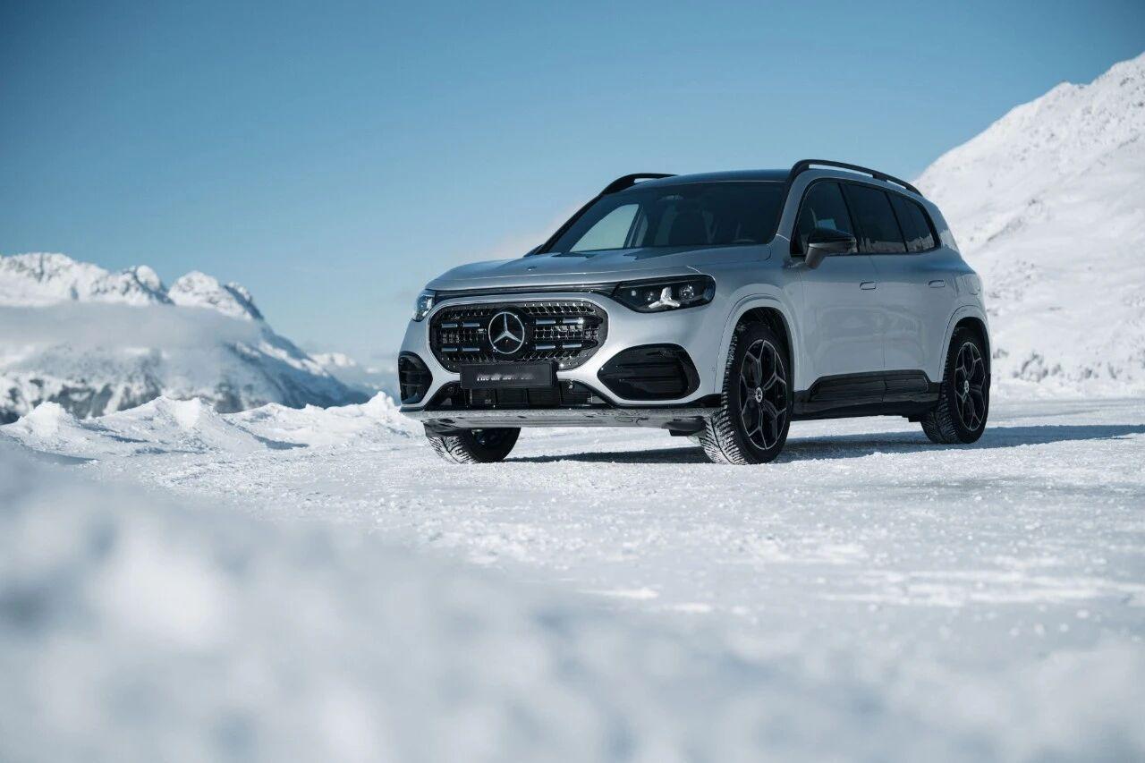 奔驰新款GLB亮相，采用燃油和纯电两种动力，并有5座和7座两种内饰设计。
国内在