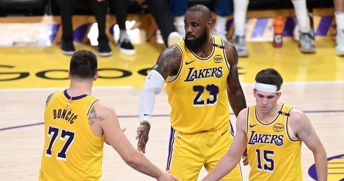 10月底，波特兰开拓者队教练昌西•比卢普斯、迈阿密热火队后卫特里•罗齐尔以及湖人