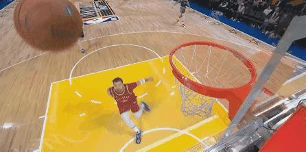 五大囧预定！东契奇自抛自扣被篮筐拒绝！全场所有人，就东契奇和约基奇两个纯在场上溜