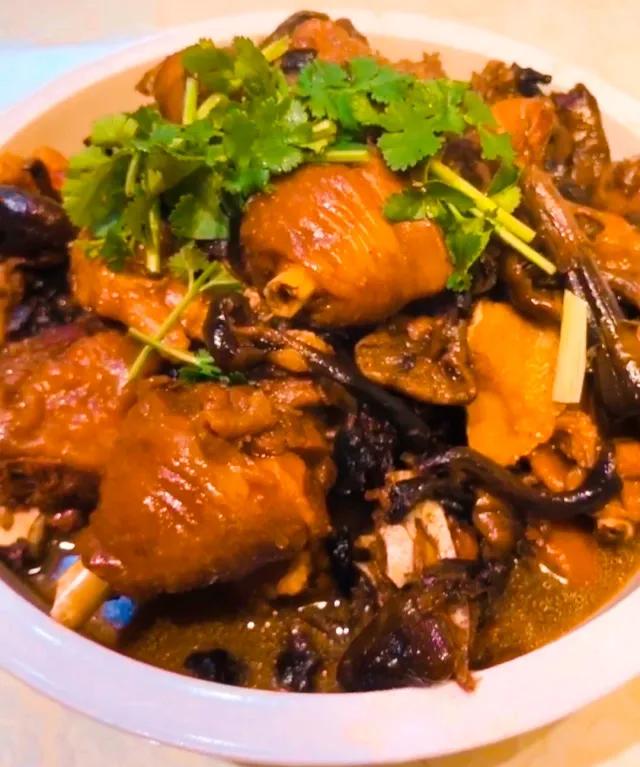 #用一款美食代表你的城市#本地鸡炖蘑菇。
黑龙江•大庆