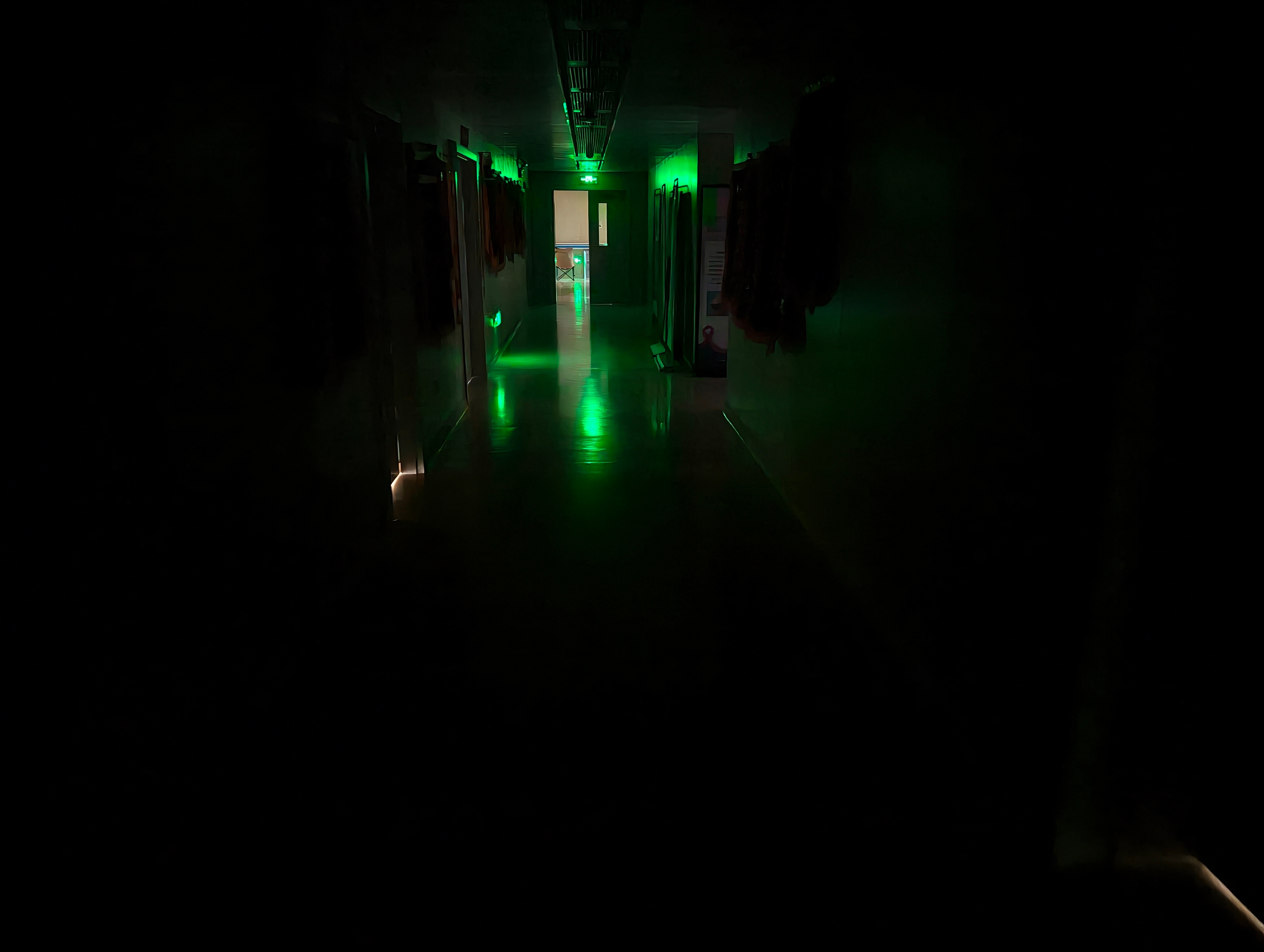 请问医护人员晚夜班一个人在医院这种地方走这样堪比密室大逃脱一般的路都不害怕的原因