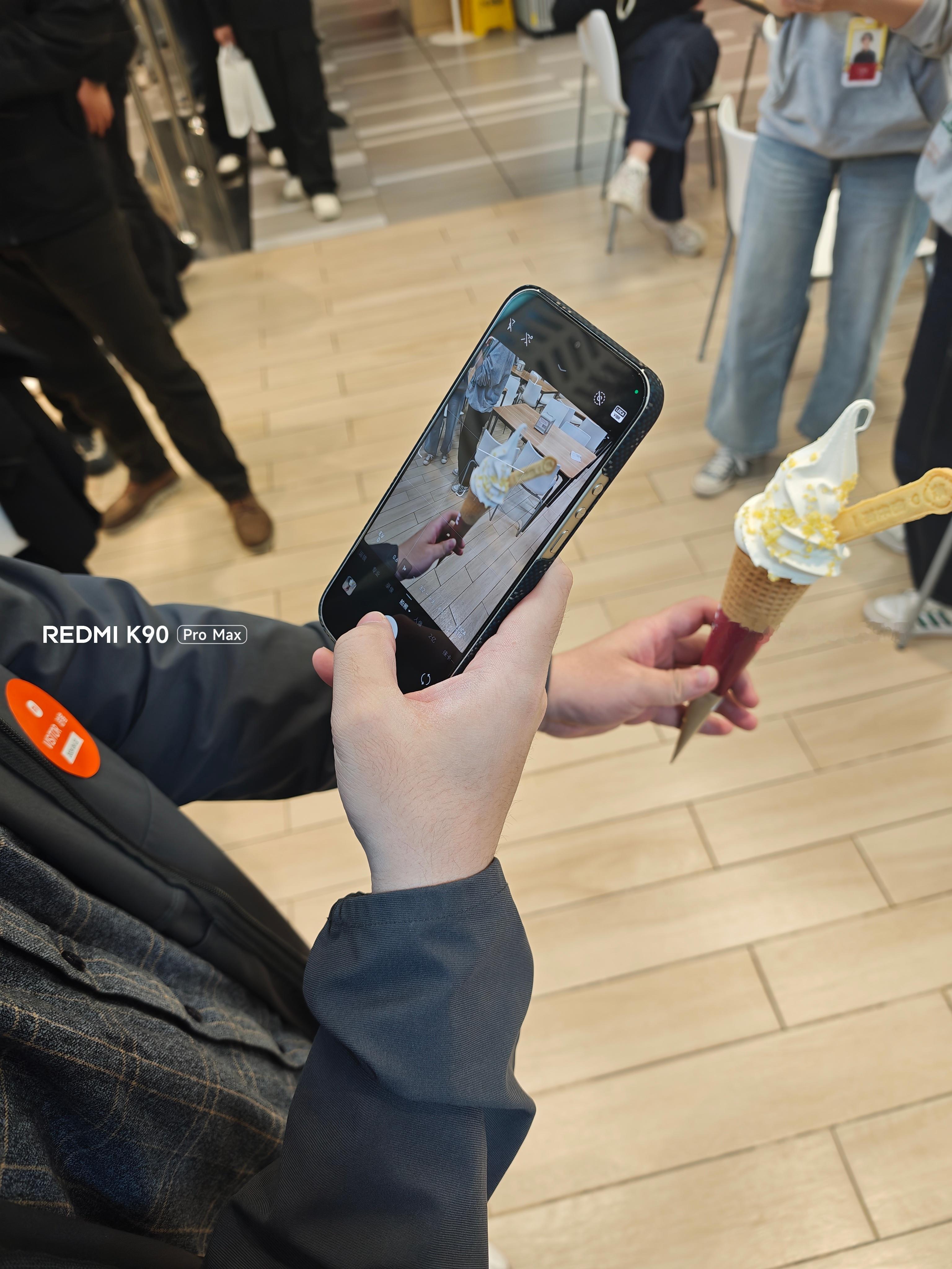 请神秘嘉宾吃上了小米冰激凌↓ 