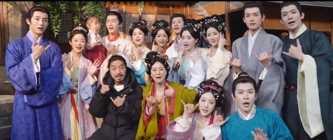 #王星越卢昱晓新剧有个女儿#《五福临门》王星越彭昱晓新剧有个女儿，王星越单手抱娃