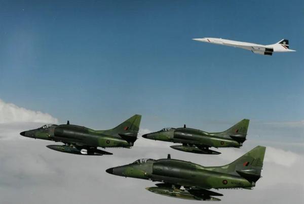 新西兰军机千里迢迢飞到中国黄海搞侦察，甚至把民航客机的航线搅得一团糟！转头一看，