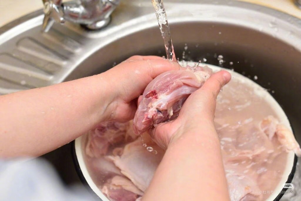 冷知识百科｜冷水解冻肉类效率更高的底层逻辑不少人习惯性用热水化冻肉，觉得温度高就