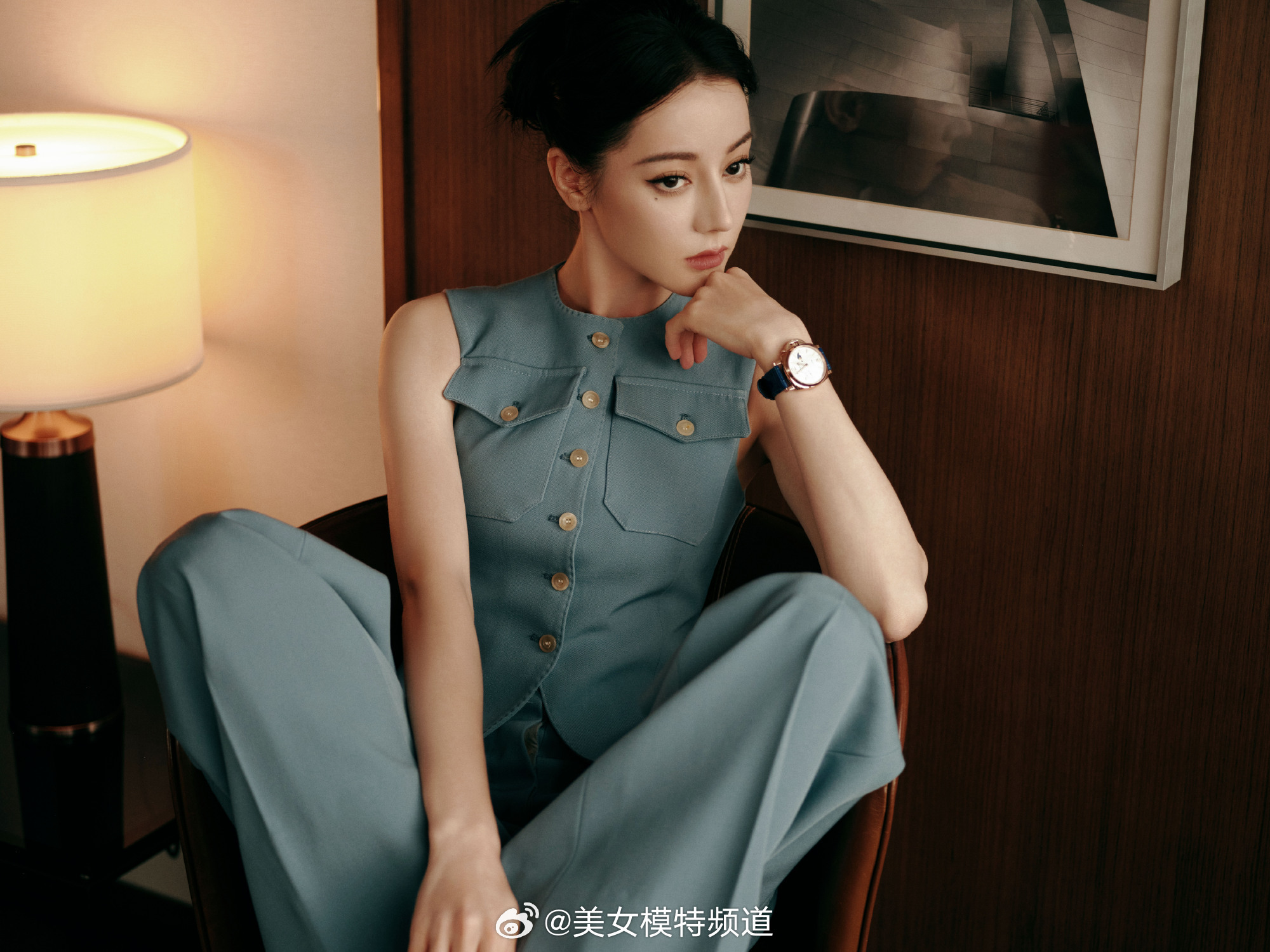 迪丽热巴浅蓝色套装清爽干练 