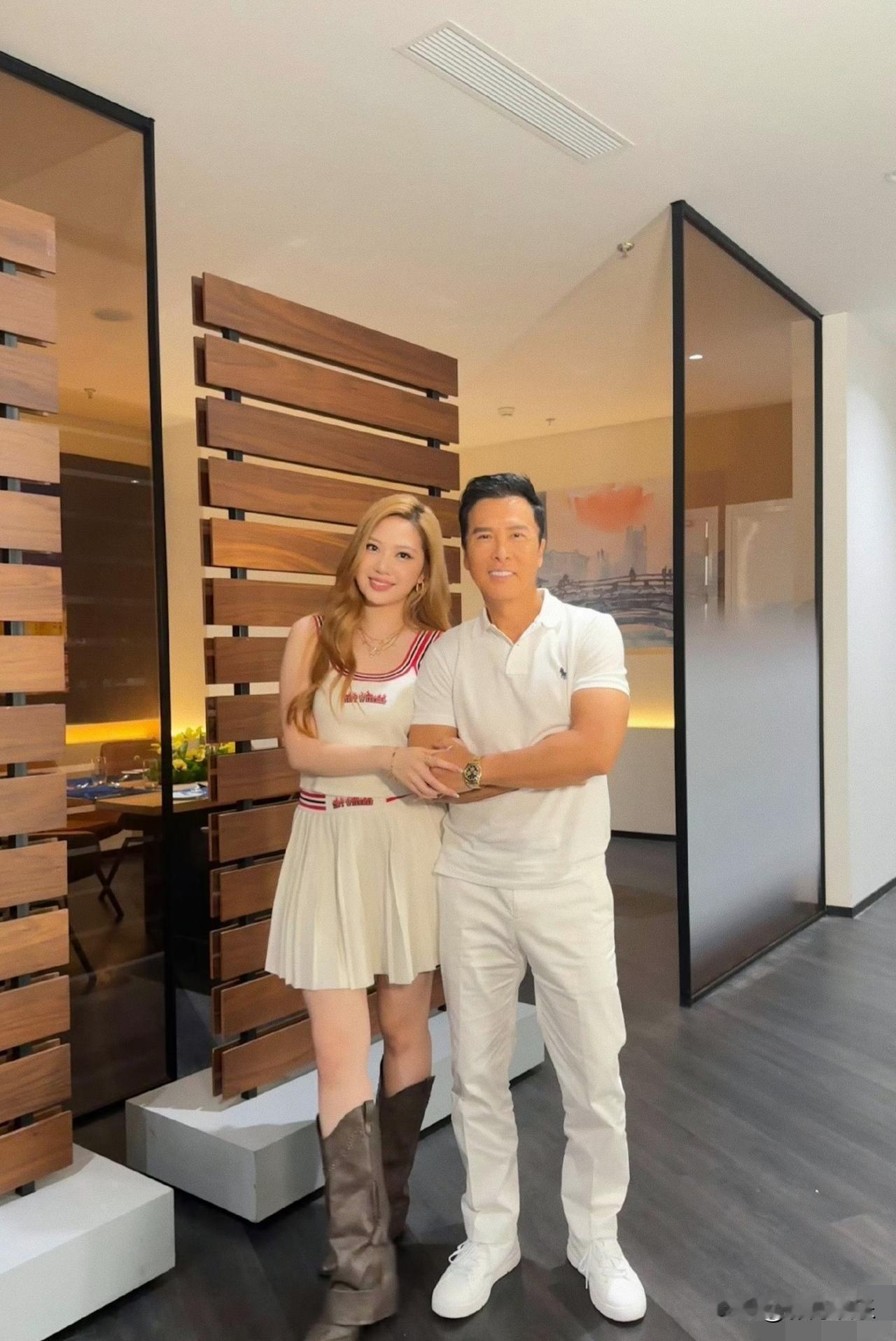 甄子丹和女儿甄济如，帅气的父亲和漂亮的女儿，有网友说“想娶他女儿，要打赢他才可以