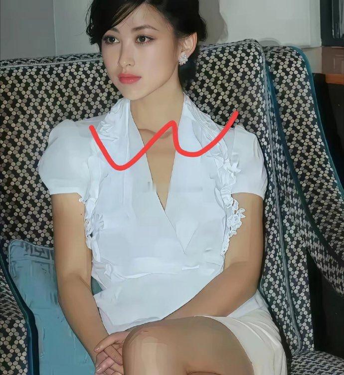 在娱乐圈这个大染缸里，她一直保持纯洁、干净，没有什么绯闻，保持洁身自好。 