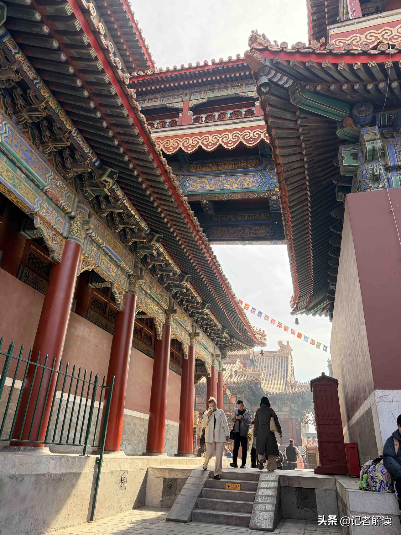 说起北京香火最旺的寺院，雍和宫必在其列。很多人只知它祈福灵验、古建恢弘，却少有人