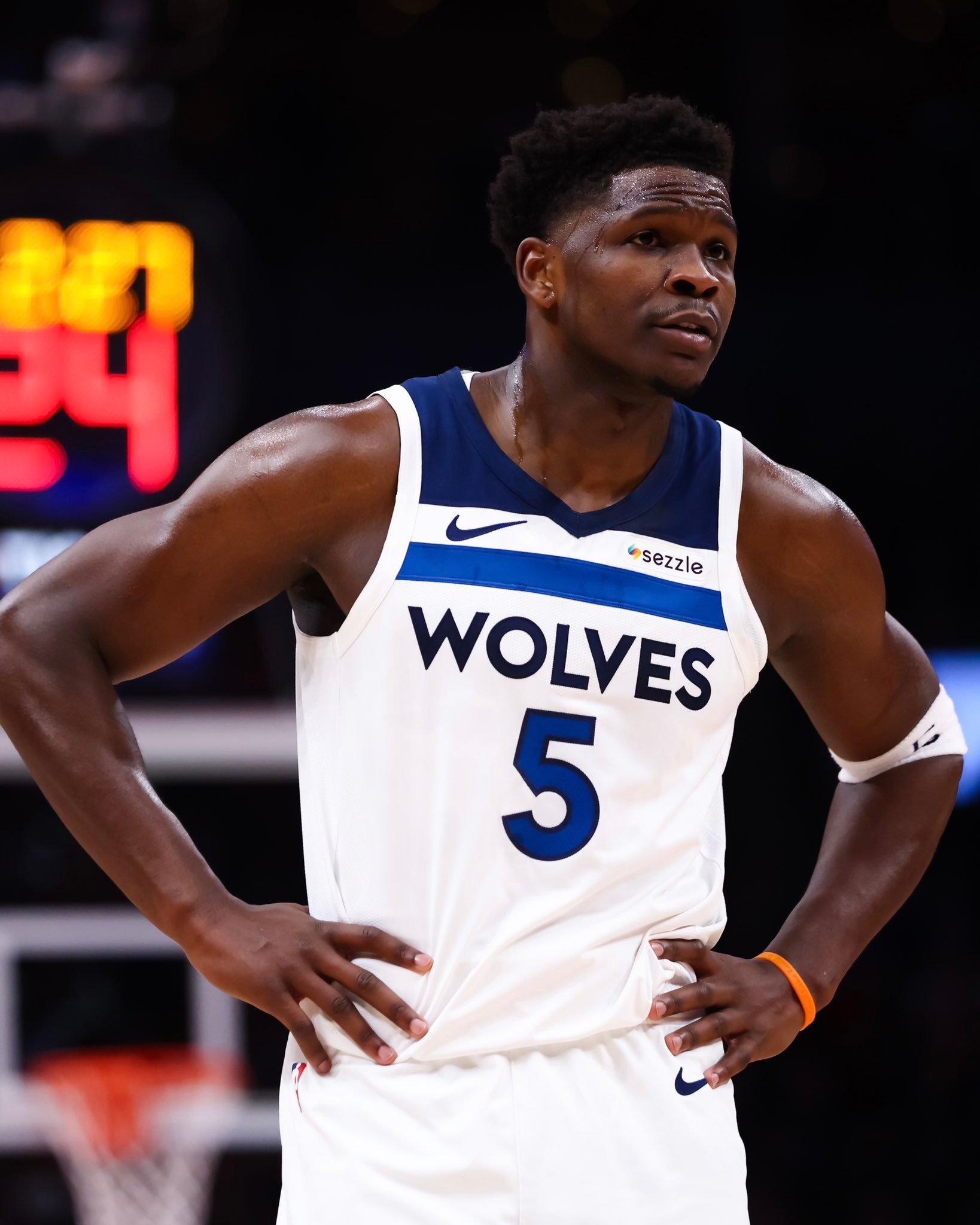 爱德华兹膝盖Anthony Edwards的左膝反关节扭伤直接伤退，看着太揪心?