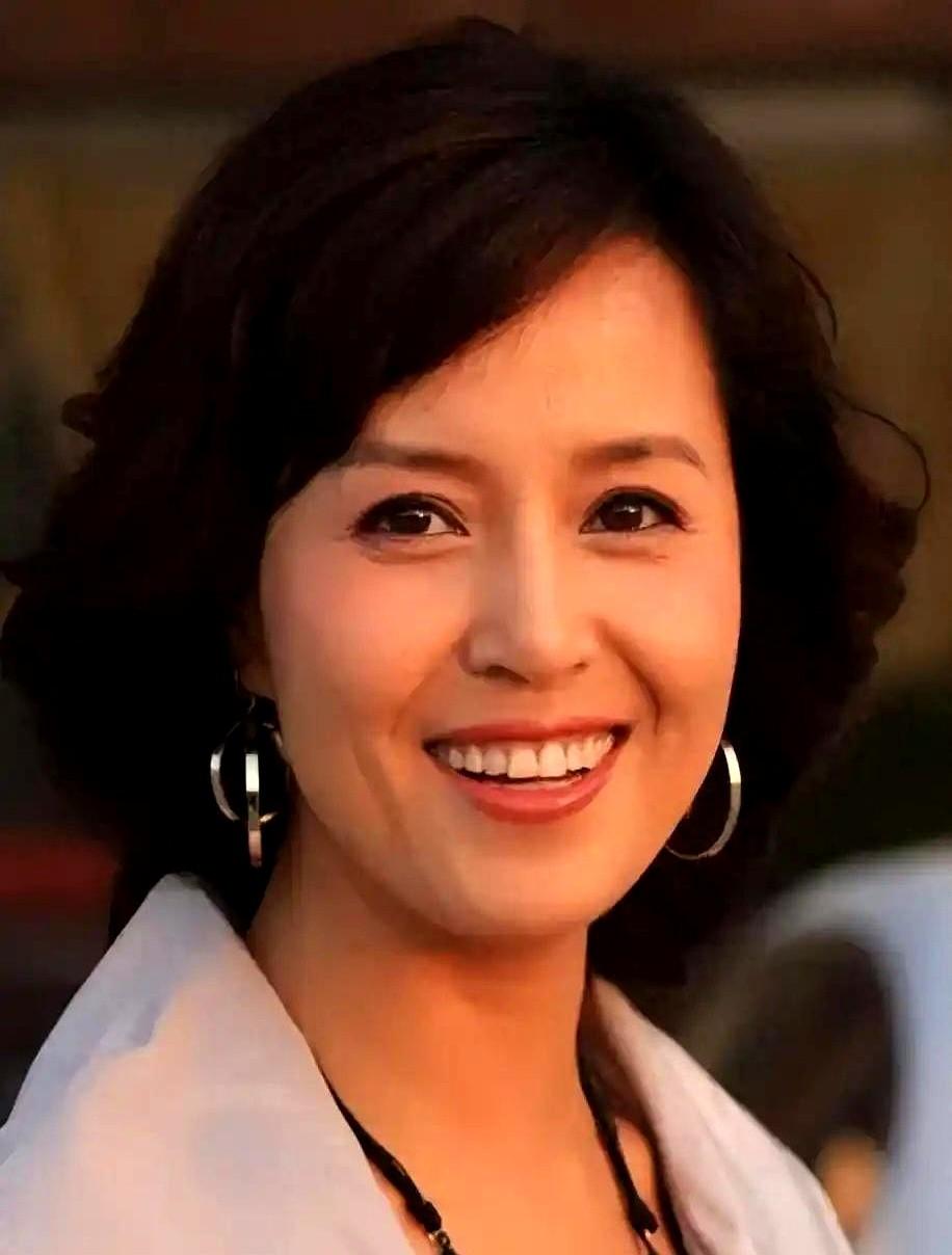 “农村戏里那个一嗓子能把鸡吓飞的‘王红粉’，居然是从唐山走出来的话剧一姐。”
