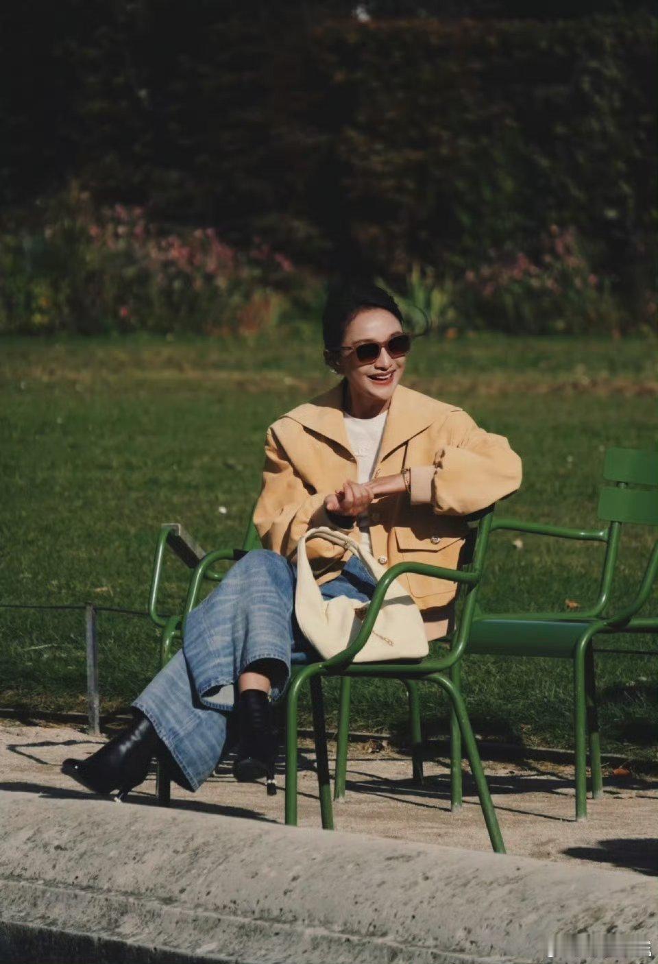 周迅的白发好优雅周公子的气质绝了！米黄色外套搭配牛仔裤，坦然露出的白发让整体造型