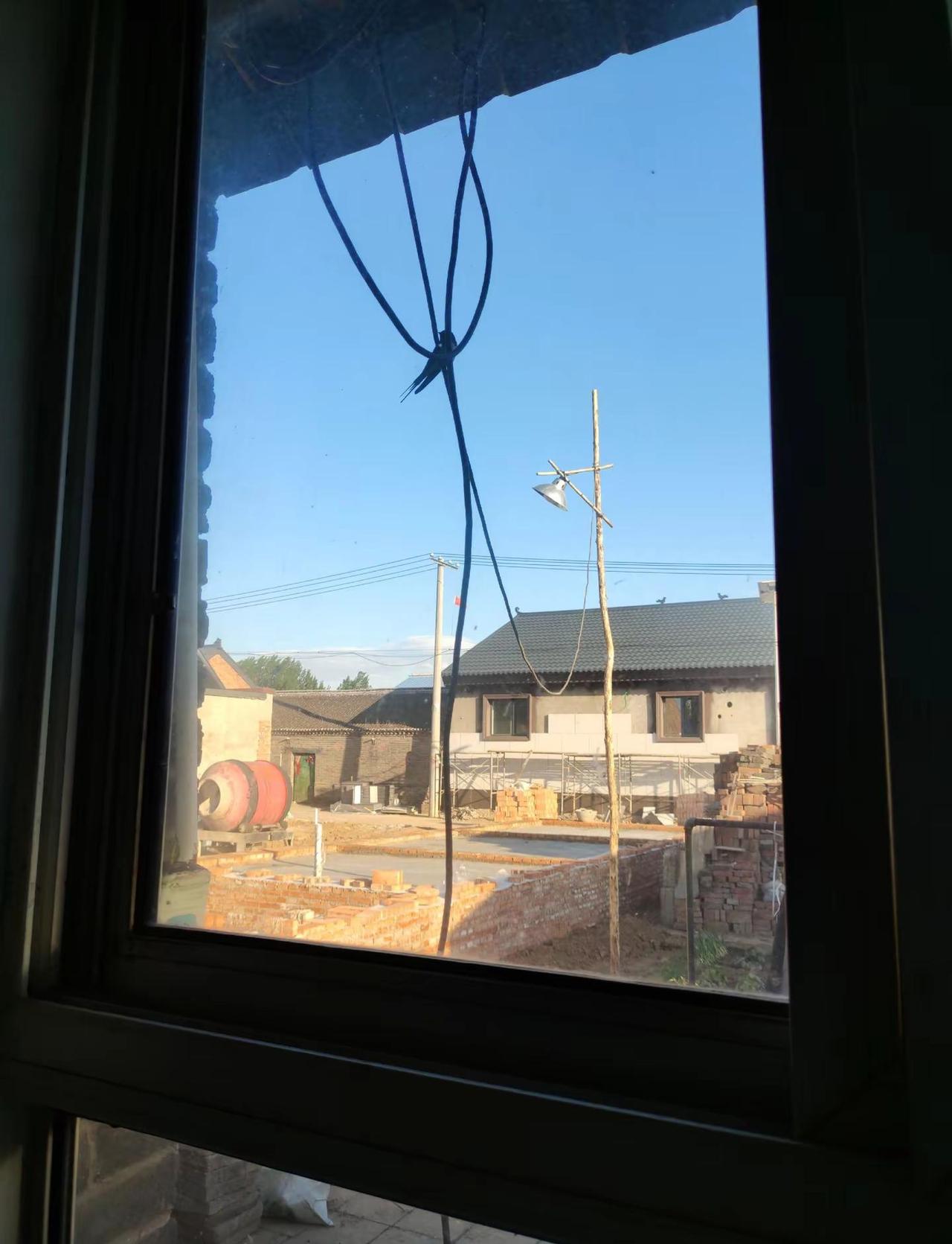 窗外叽叽喳喳的燕子。城里是房，窗外是钢筋水泥、喧嚣村里是家，窗外是治愈、宁静、踏