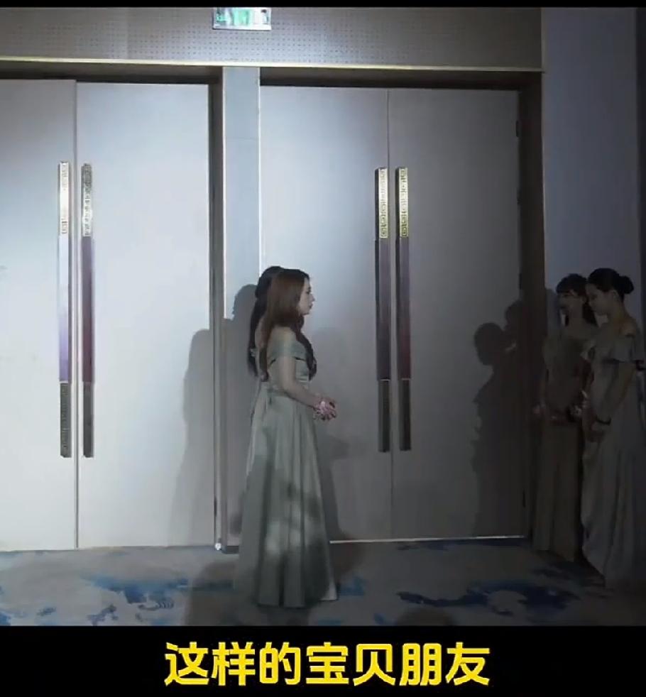 6月19日，四川新娘子邀请了4个闺蜜当伴娘，哪知道这4人没经验，闹出了乌龙。
婚