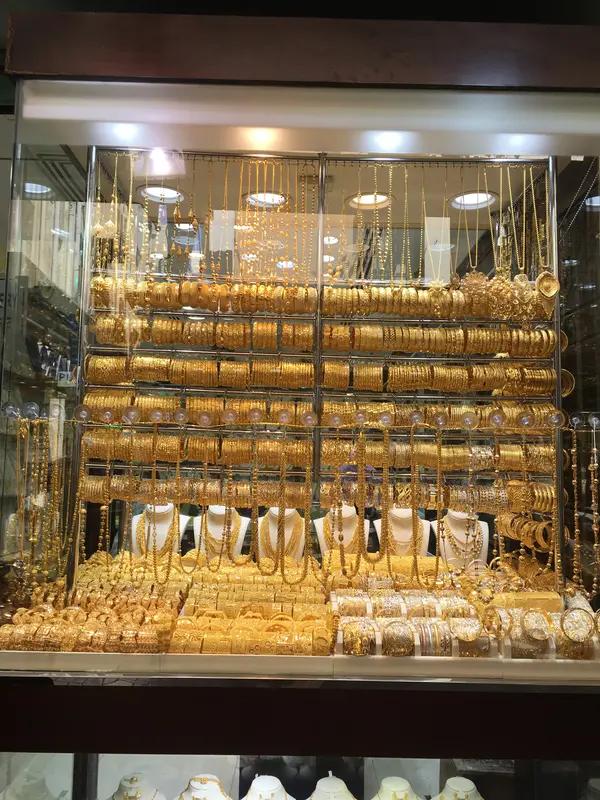 听说今天黄金暴降，晚上跑到商场黄金柜台看看价格，一家一千二百一，一家一千一百六，