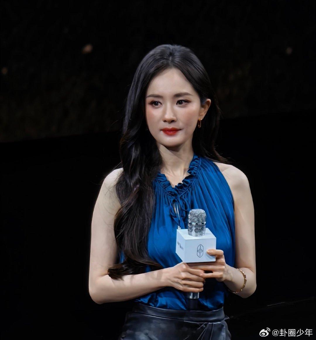 杨幂线下活动生图状态杨幂成都活动生图路透杨幂成都品牌活动生图路透出炉，一头大波浪