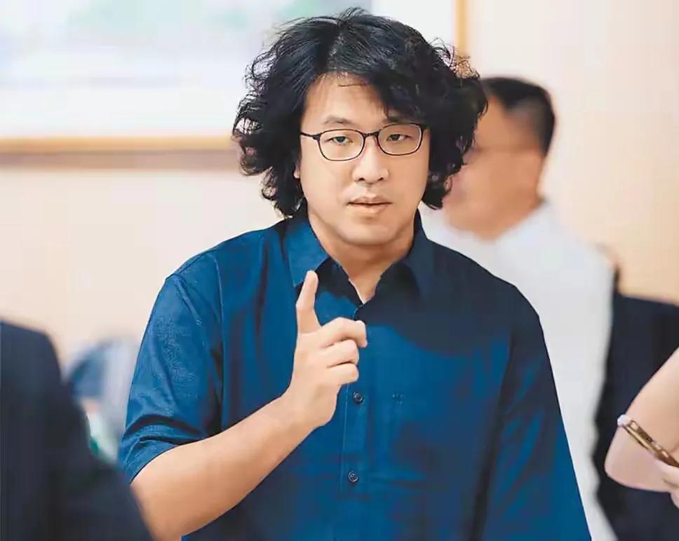 2025年10月28日深夜，台湾新北市某处豪宅内，沈伯洋盯着手机屏幕上的新闻推送