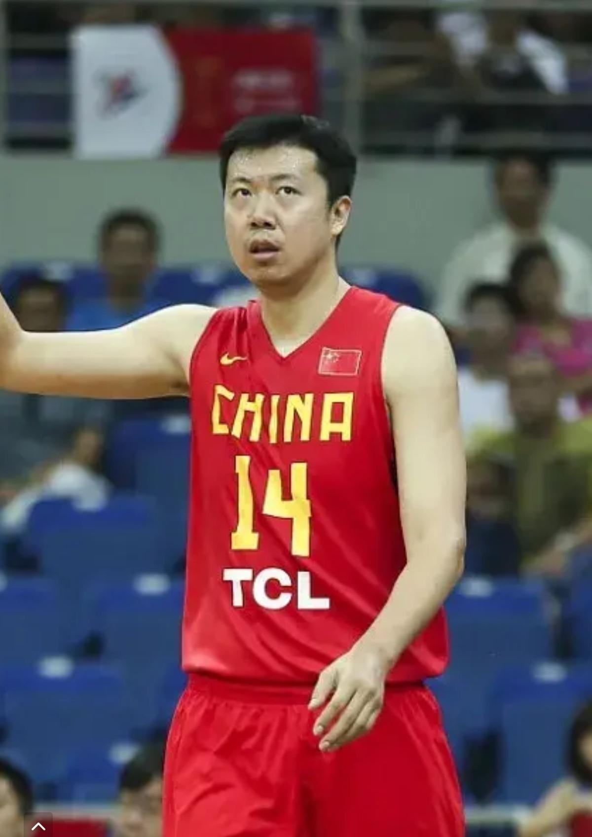 中国第四个在NBA球队打球的不是易建联，另有其人，还是控卫，恐怕很少有人能想到