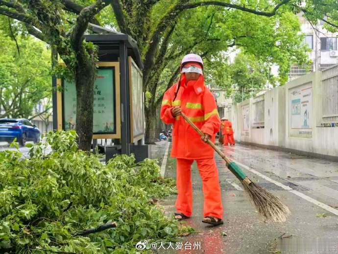【点赞7小时清运垃圾218吨台州加速恢复市容 】台风“沙德尔”过境后，降雨和大风