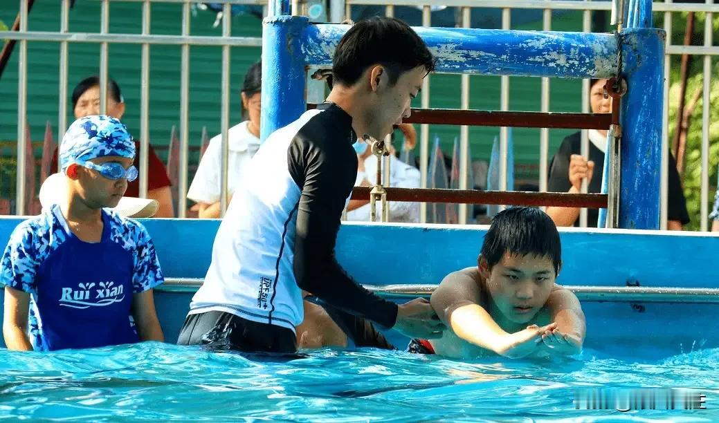 今年孝感市将教会2万名学生游泳

4月6日，孝感市教育局召开“游泳进校园”工作专