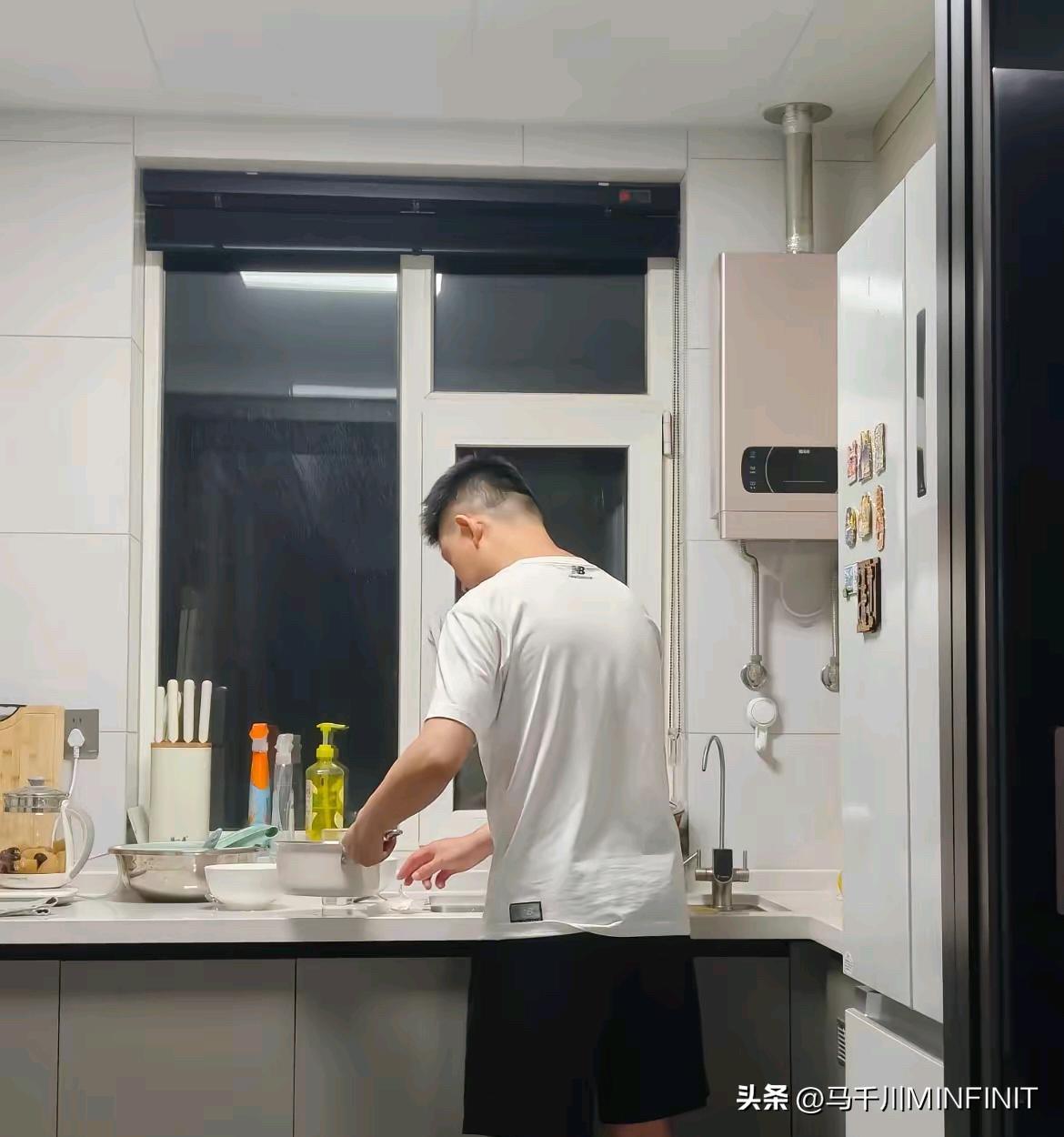 千万不能找离异带娃的漂亮女的。
我表弟今年34了还没对象，去年在饭局上认识了个女