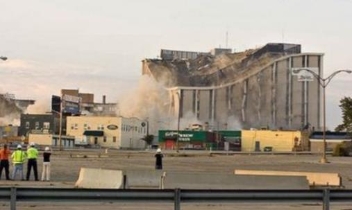 2007年，柯达公司用烈性炸药，把自己的胶卷研发中心炸掉了！大楼轰然倒塌，原因就