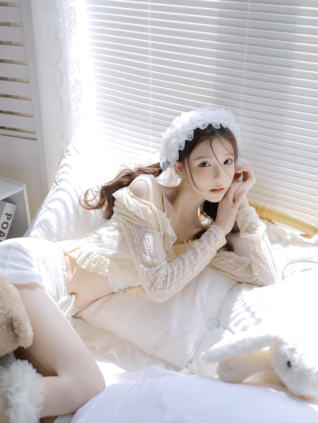 少女心满满，阳光洒进房间，甜美氛围满分！🌞💕清新脱俗的女孩子是什么样子的呀